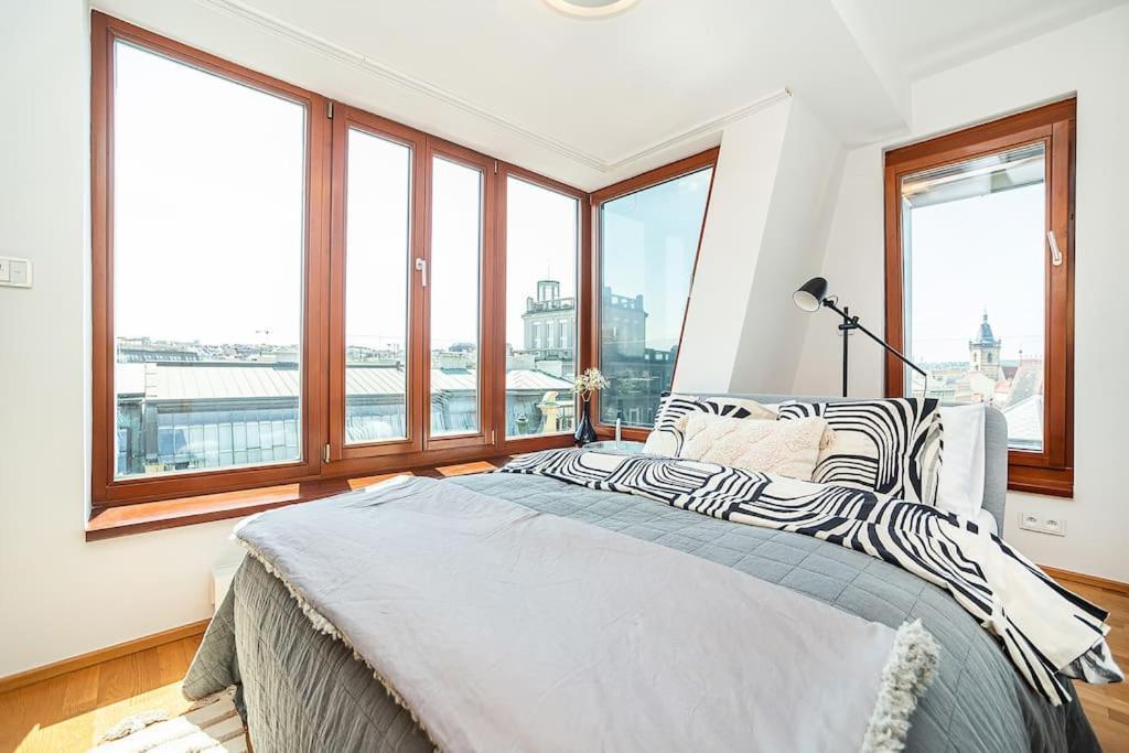 Shiny Rooftop With Free Garage Apartamento Praga