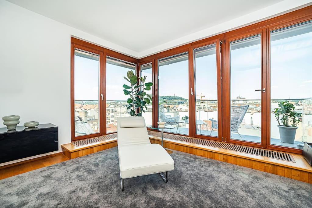 Shiny Rooftop With Free Garage Apartamento Praga