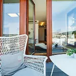 Shiny Rooftop Apart With Free Garage