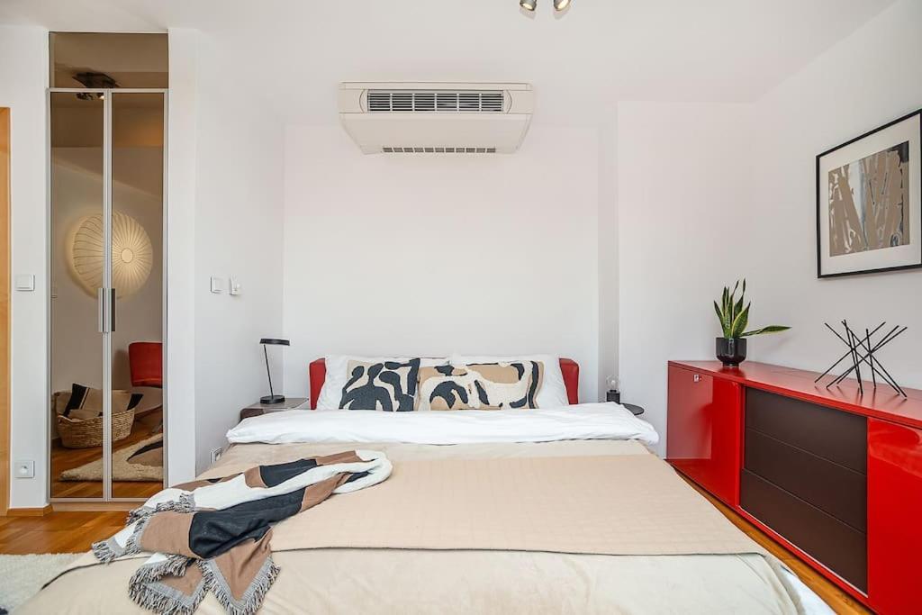 Appartamento Shiny Rooftop With Free Garage