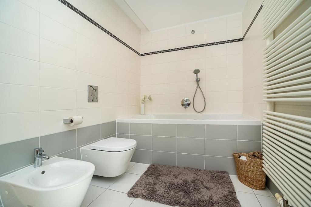 Appartamento Shiny Rooftop With Free Garage Praga