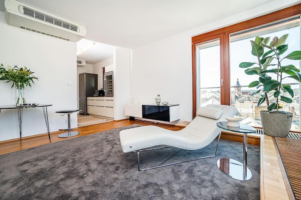 Appartamento Shiny Rooftop With Free Garage